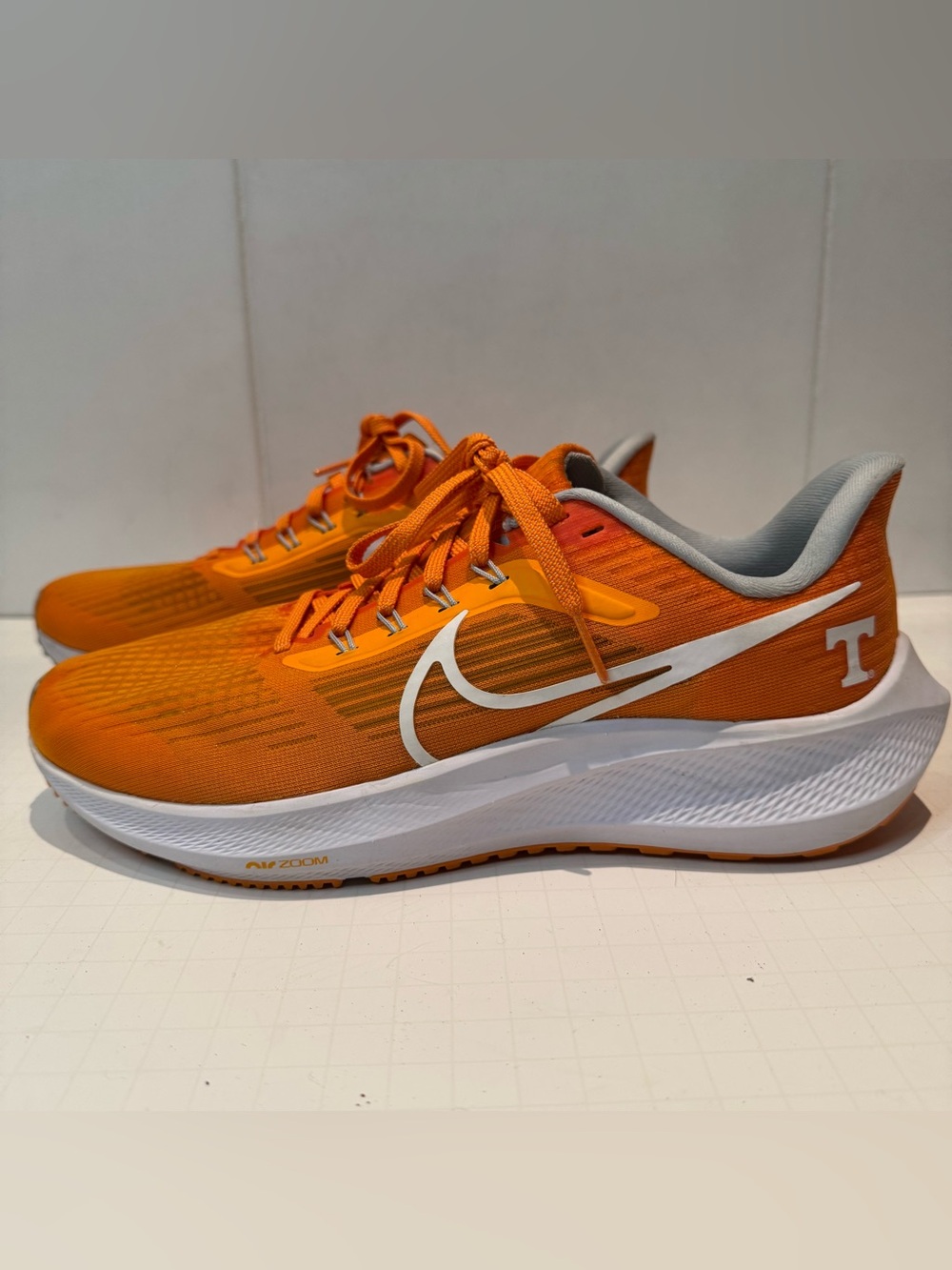 Men’s Nike Air Zoom Pegasus 39 Tennessee Volunteers Orange DR1975-800 Size 7